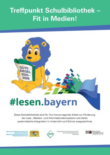 24-02-29_StMUK_Gütesiegel-Schulbibliotheken_2025-2028-2 Ein Cartoon-Löwe mit blauer Mähne sitzt da und liest ein Buch mit der Aufschrift „Gütesiegel 2025–2028“. Darüber steht der Text Treffpunkt Schulbibliothek – Fit in Medien! Nachfolgend finden Sie #lesen.bayern und Logos bayerischer Institutionen.