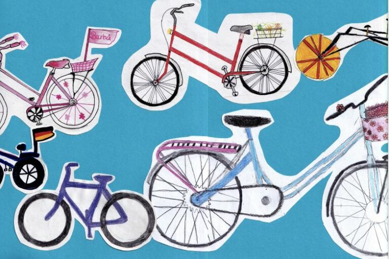 Eine Collage aus verschiedenen handgezeichneten Fahrrädern auf blauem Hintergrund. Jedes Fahrrad ist einzigartig gestaltet und weist unterschiedliche Farben, Zubehör und Designs wie Körbe und Flaggen auf.