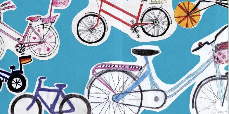 Eine Collage aus verschiedenen handgezeichneten Fahrrädern auf blauem Hintergrund. Jedes Fahrrad ist einzigartig gestaltet und weist unterschiedliche Farben, Zubehör und Designs wie Körbe und Flaggen auf.