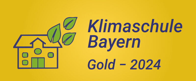 Gelbe Grafik mit einem umrissenen Schulgebäude, drei grünen Blättern und dem Text Klimaschule Bayern Gold – 2024 in Blau, der eine Auszeichnung für klimafreundliche Schulen in Bayern für die Beruflichen Schulen Landsberg darstellt.